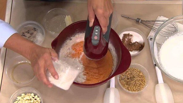 Sử dụng máy đánh trứng giúp tiết kiệm thời gian và công sức sử dụng