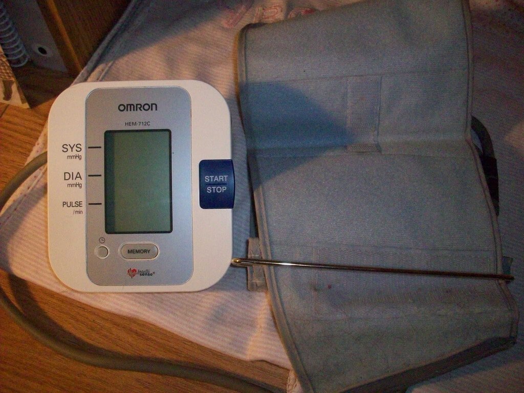 Máy đo huyết áp Omron giúp tự kiểm tra sức khỏe tại nhà